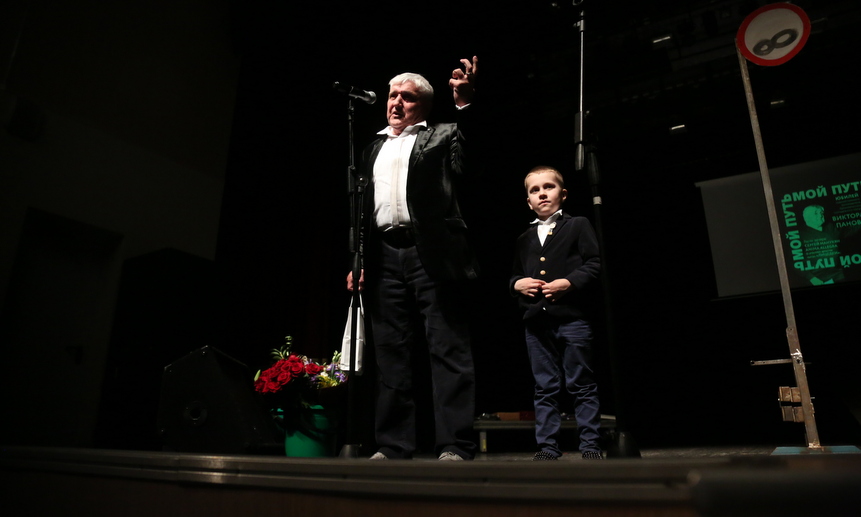 Виктор Панов и его младший сын Савелий.