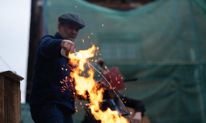 Павел Семченко разжигает мангал.